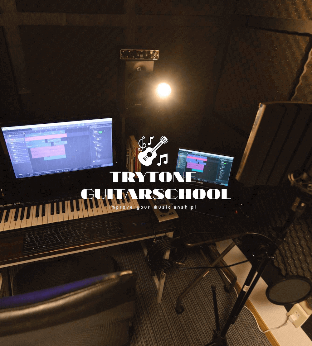 Trytone様のWebサイトのメインビジュアルをキャプチャした画像。ギターとスクール名のロゴと背景に店内の様子がスライダーで流れている。